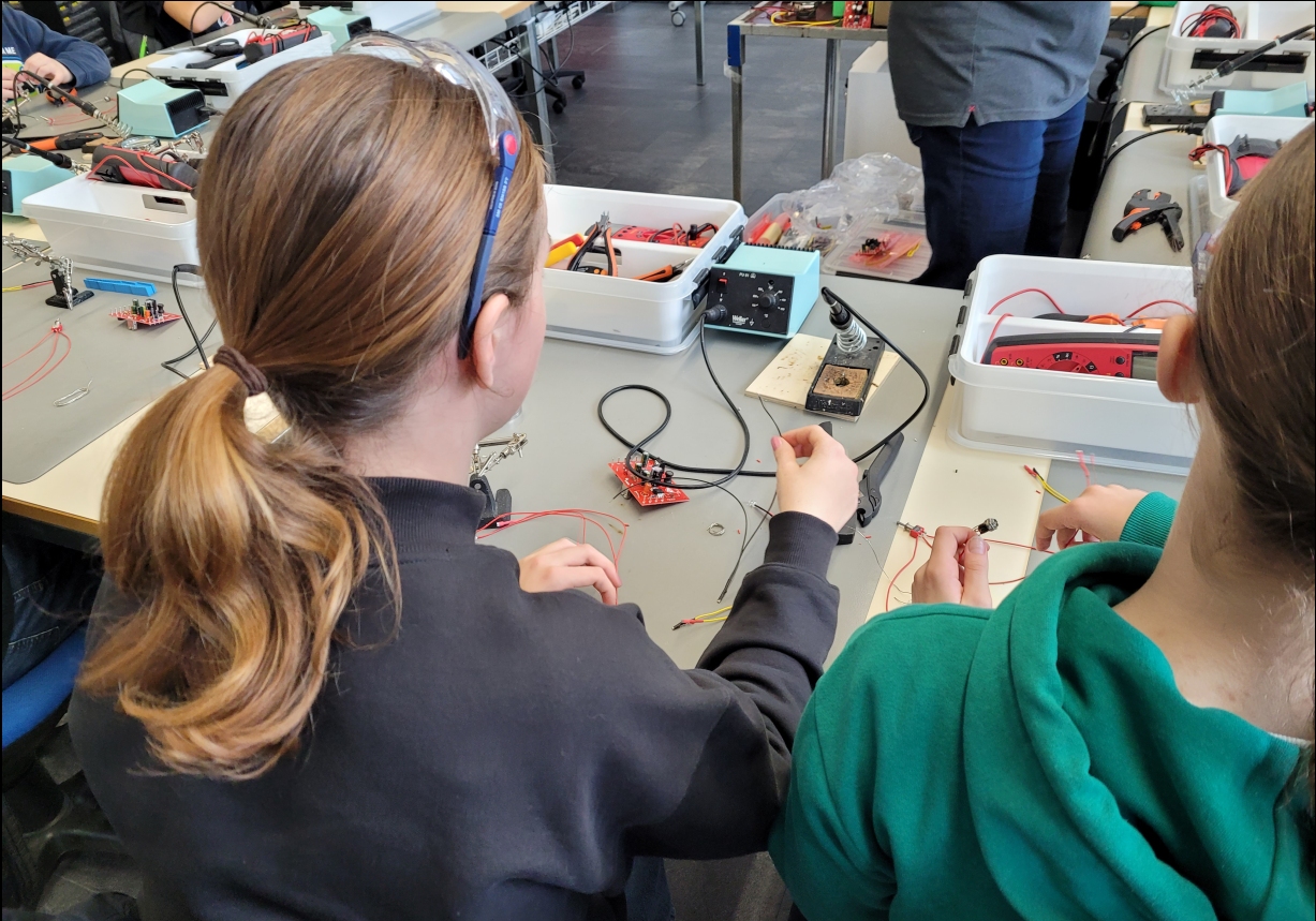 Logo - Schnupperkurse Elektronik:  Baue ein elektronisches Projekt  10-13 Jahren